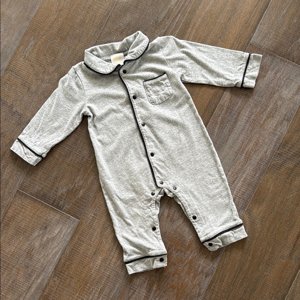 Baby Full Snap Closure Pajama Onesie in Grey + Black Trim (6-9mo)